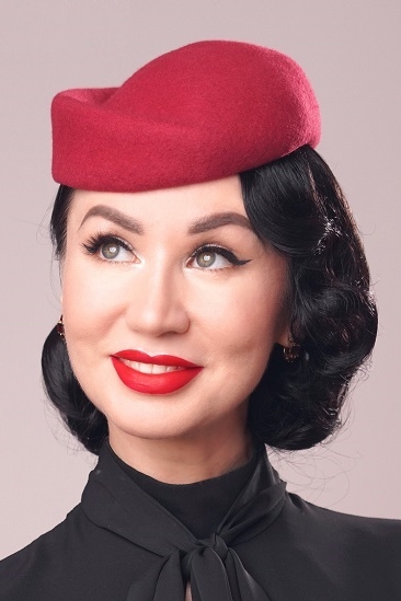 Красная женская шляпа таблетка