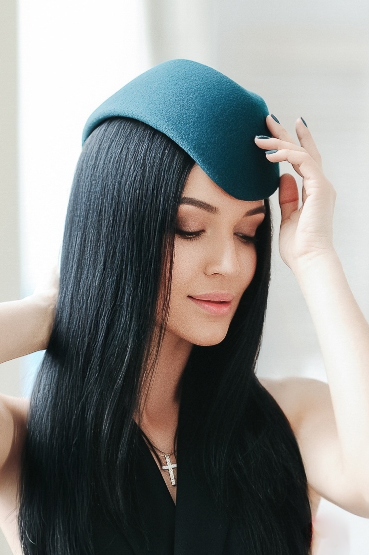 Шляпка цвета морской волны пилотка стюардессы на девушке брюнетке