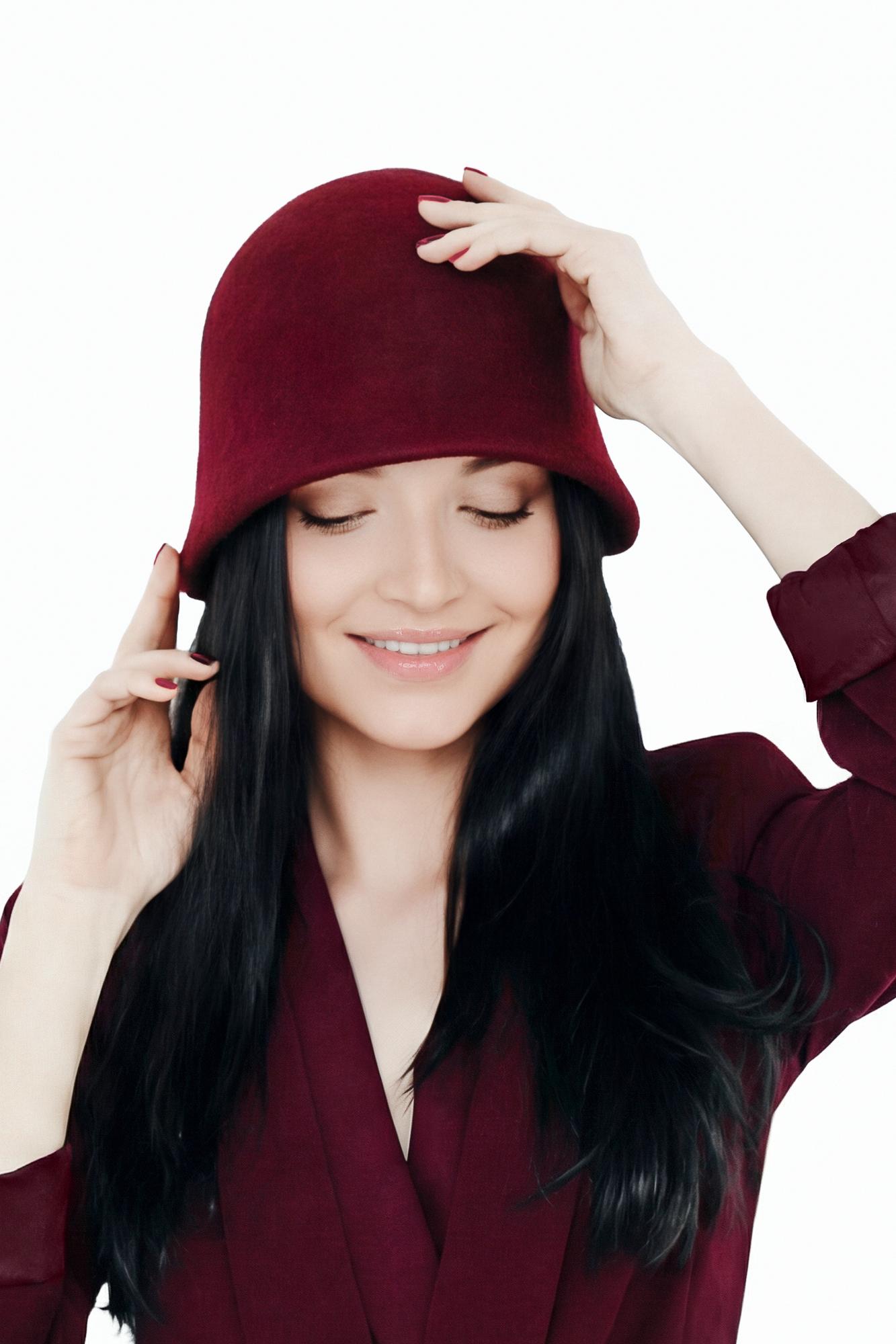 Бордовая женская шляпа клош