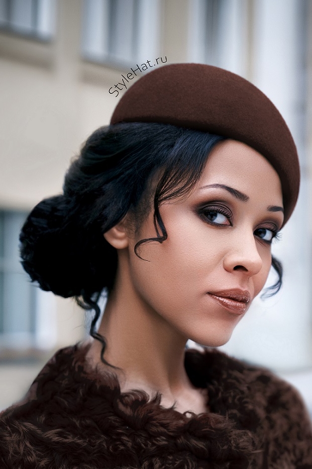 Коричневый берет женский фетровый с коричневым пальто-шубой