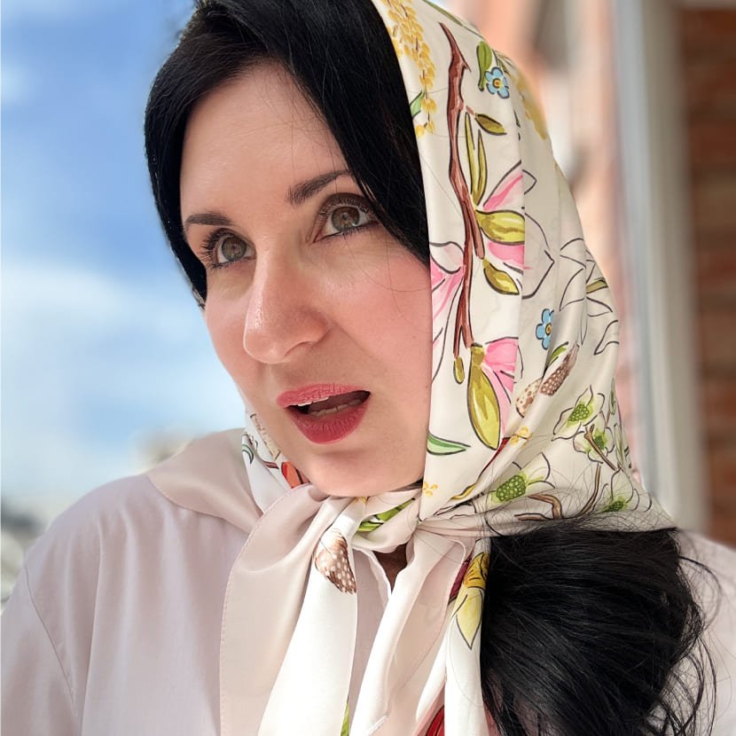 Девушка в белом весеннем платке с розовым кантом. Платок на голове в голливудском стиле