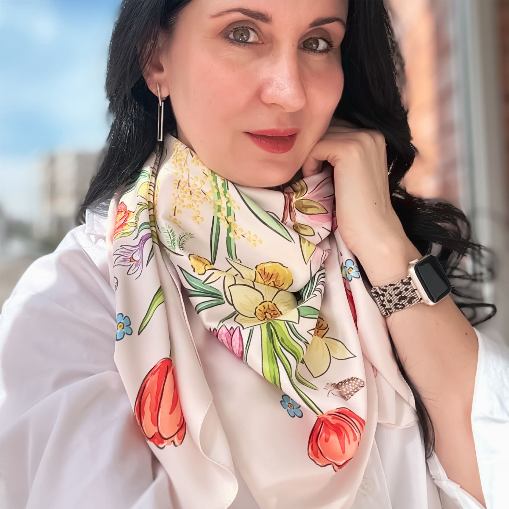 Девушка в розовом платке с весенними цветами - тюльпанами и нарциссами