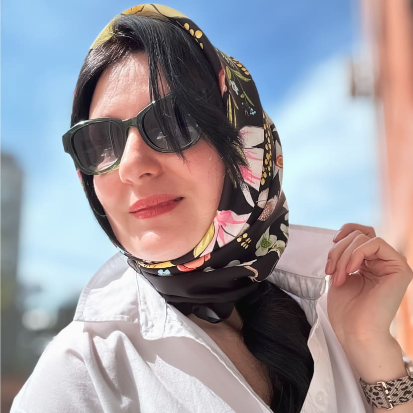 Девушка в черном платке с цветами на голове