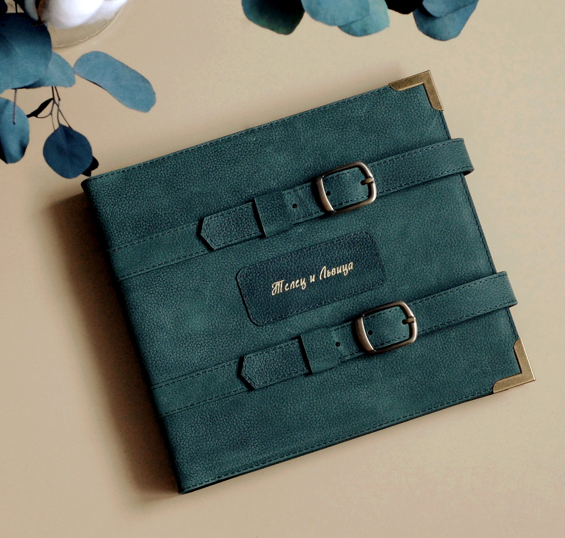 Фотоальбом в кожаной обложке