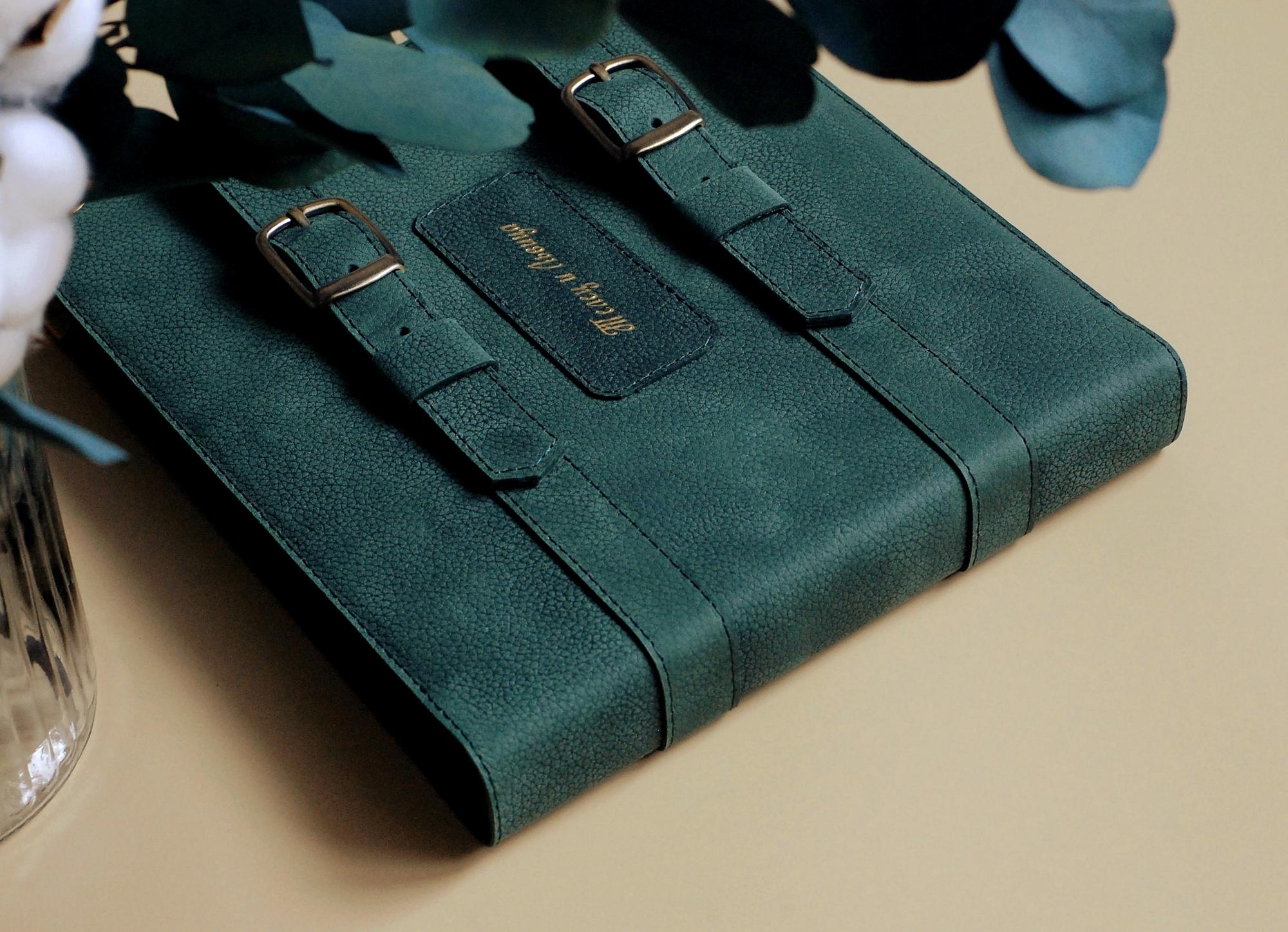 Фотоальбом в кожаной обложке