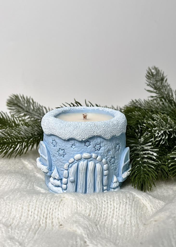 Свеча сказочный зимний домик голубой с ароматом  "Хвойный лес"