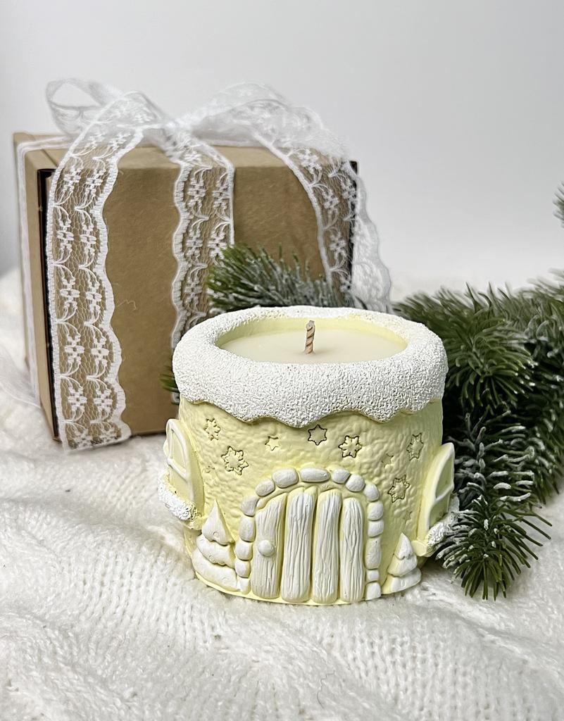 Свеча сказочный зимний домик желтый с ароматом  "Рождественский очаг"