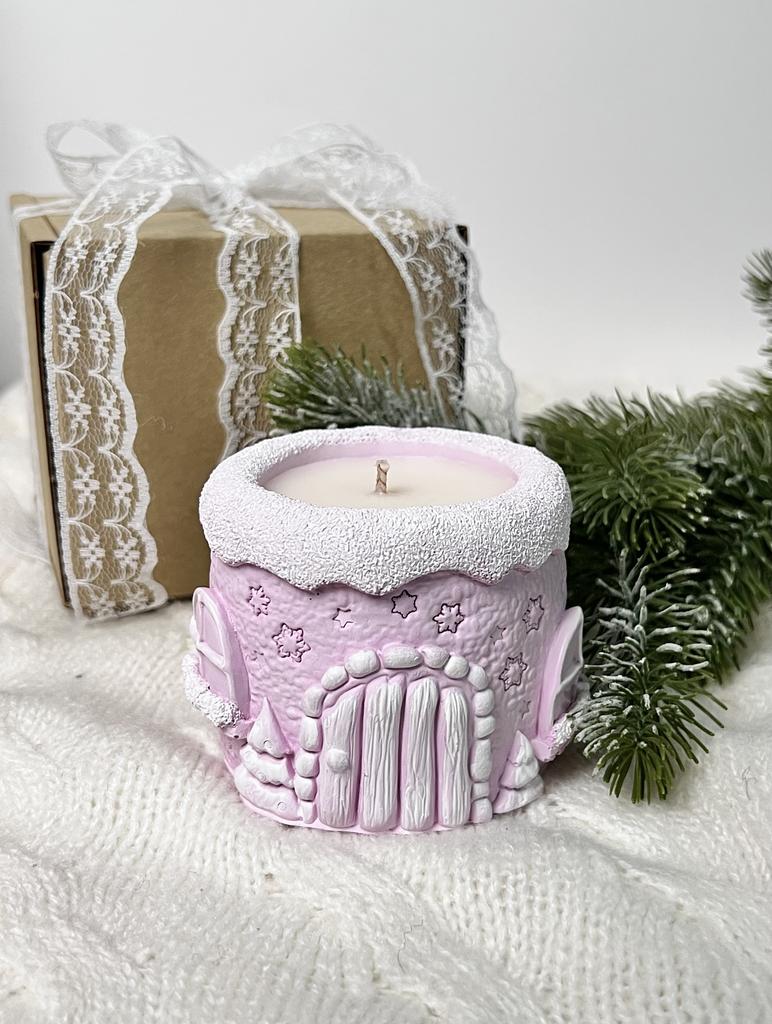 Свеча сказочный зимний домик розовый с ароматом  "Макадамия и сандал"