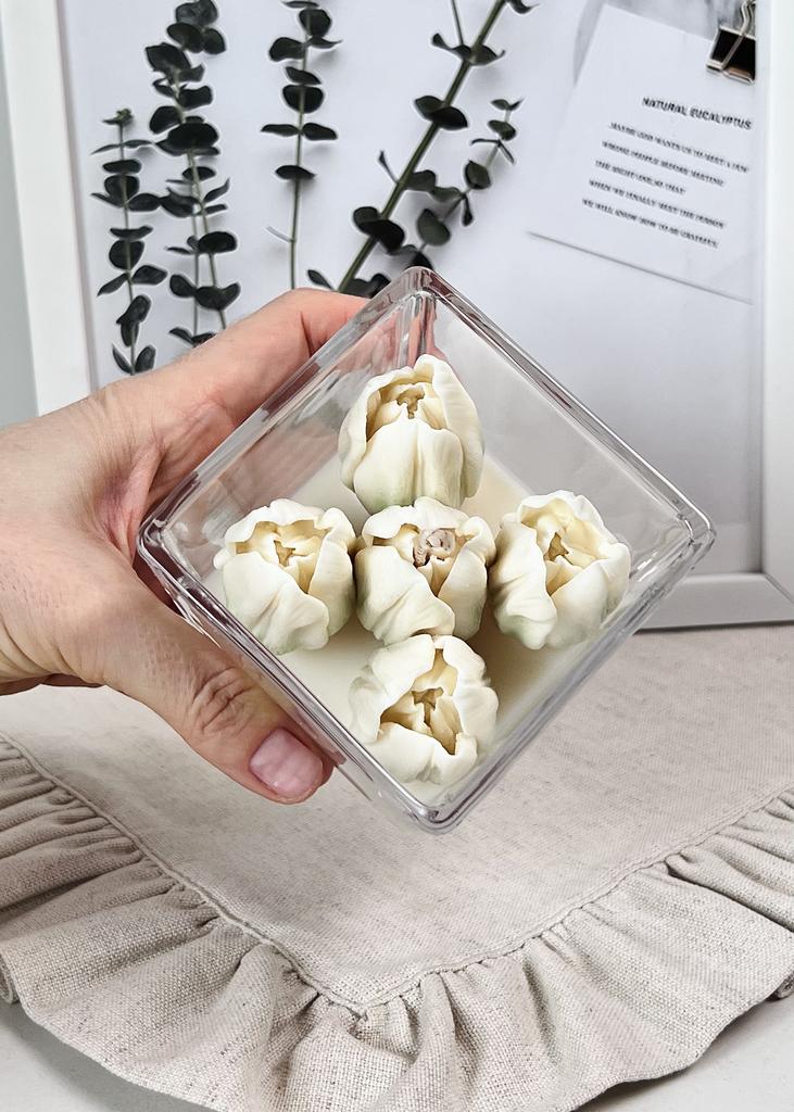 Свеча в вазе с тюльпанами белыми