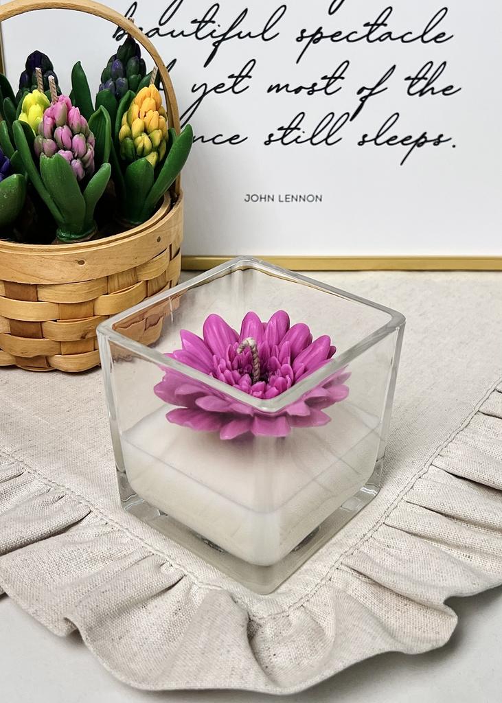 Свеча в вазе с гербером фиолетовым