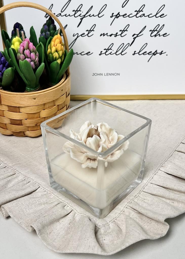 Свеча в вазе с цветком граната