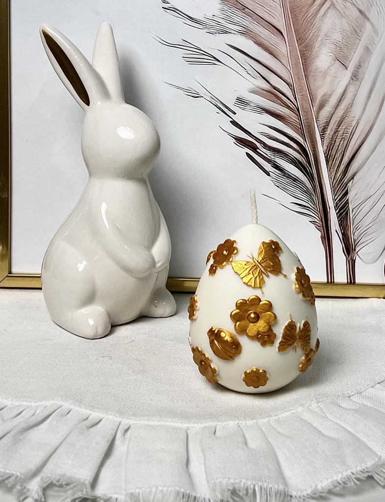 Свеча Яйцо с золотыми цветами и бабочками