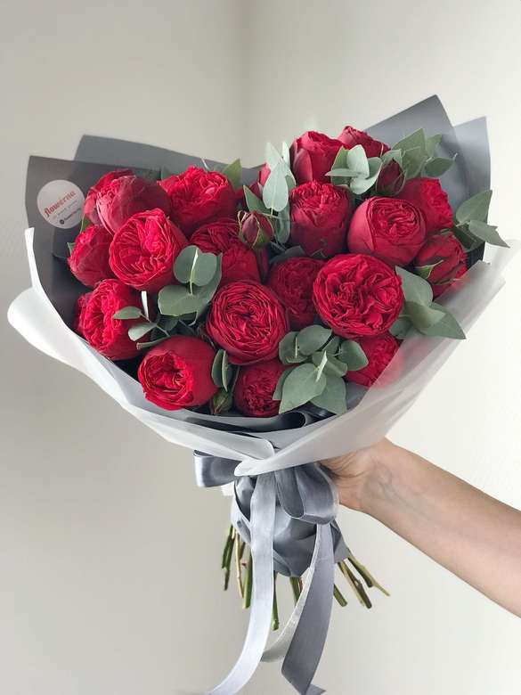 Пионовидные розы "Ред Пиано" с эвкалиптом