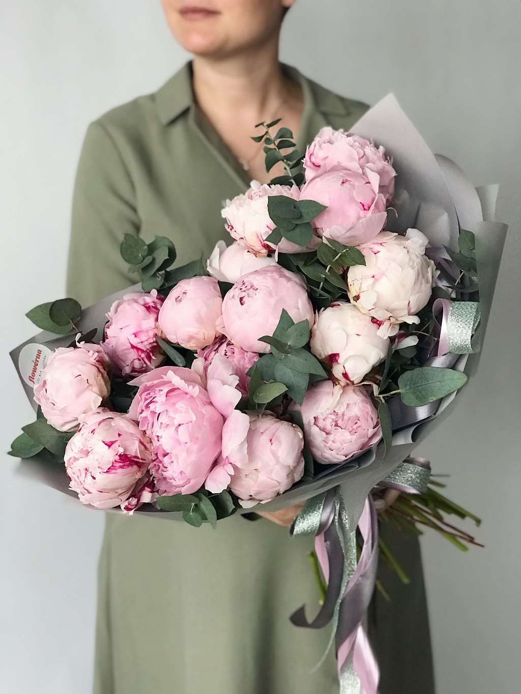 Пионы "Сара Бернар" с эвкалиптом