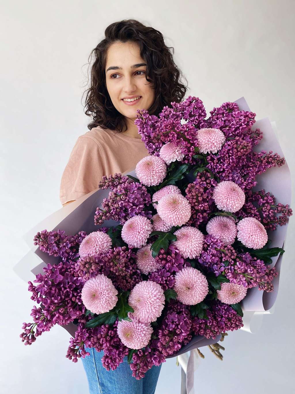 Дуо-букет ароматная сирень и хризантемы "Момоко"