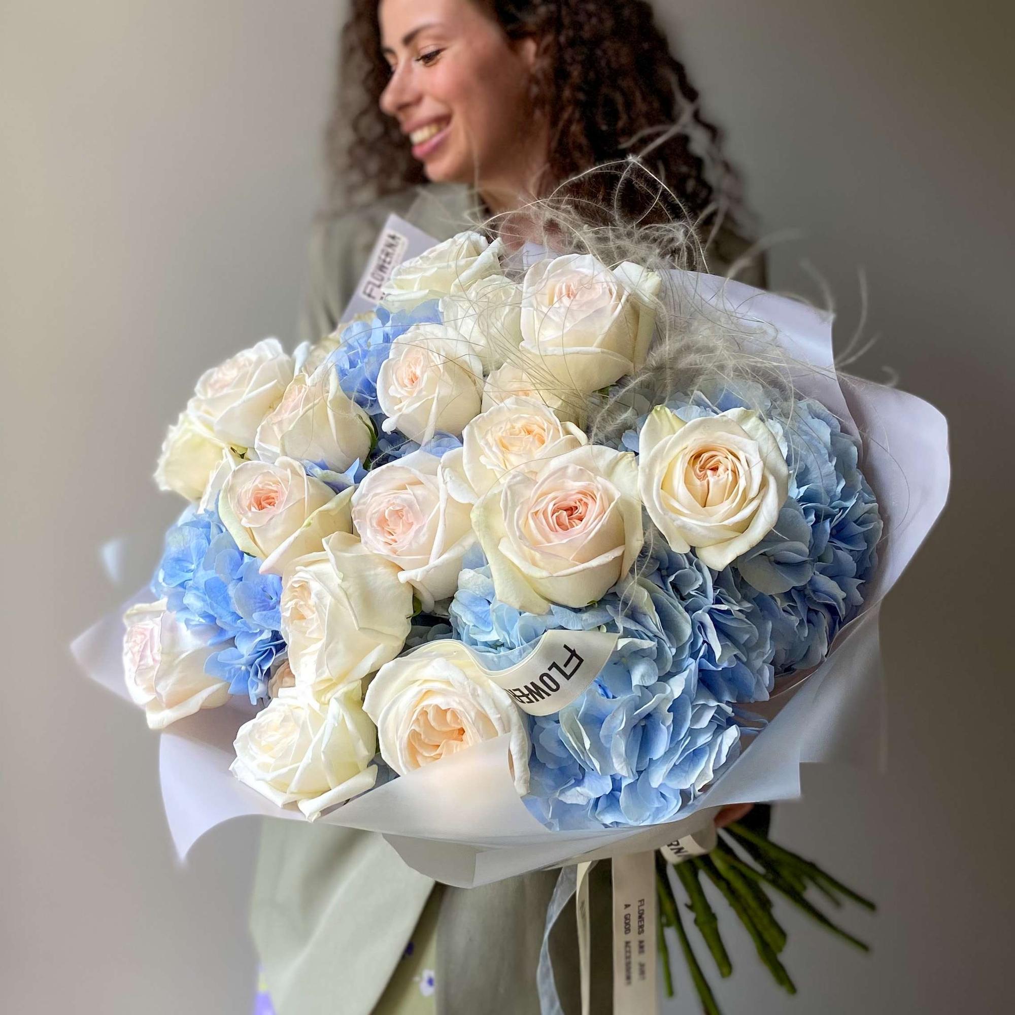 Дуо-букет гортензия и пионовидные розы "Вайт Охара"