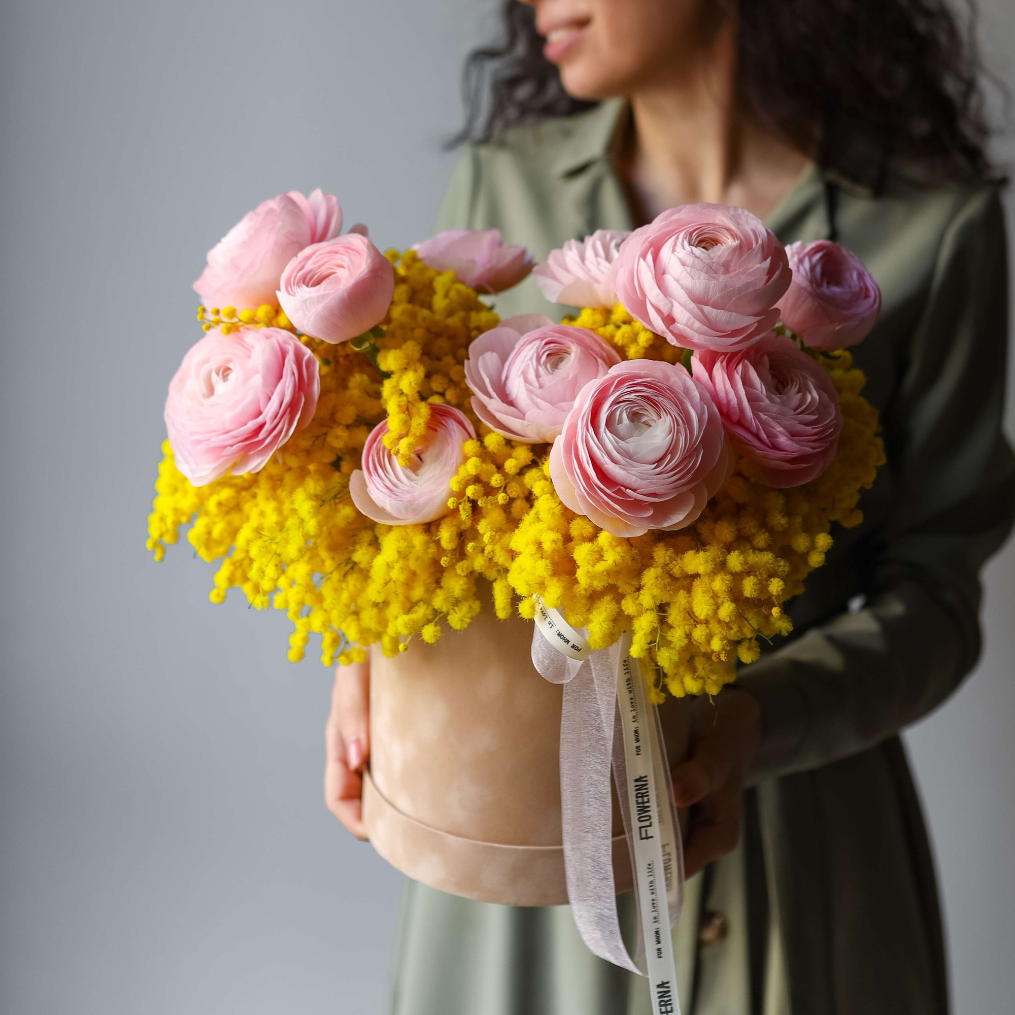 Шляпная коробка Ранункулюс "Леди Пинк" и мимоза