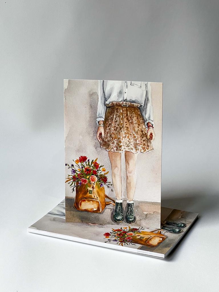 Открытка "Цветы, рюкзак и девушка"