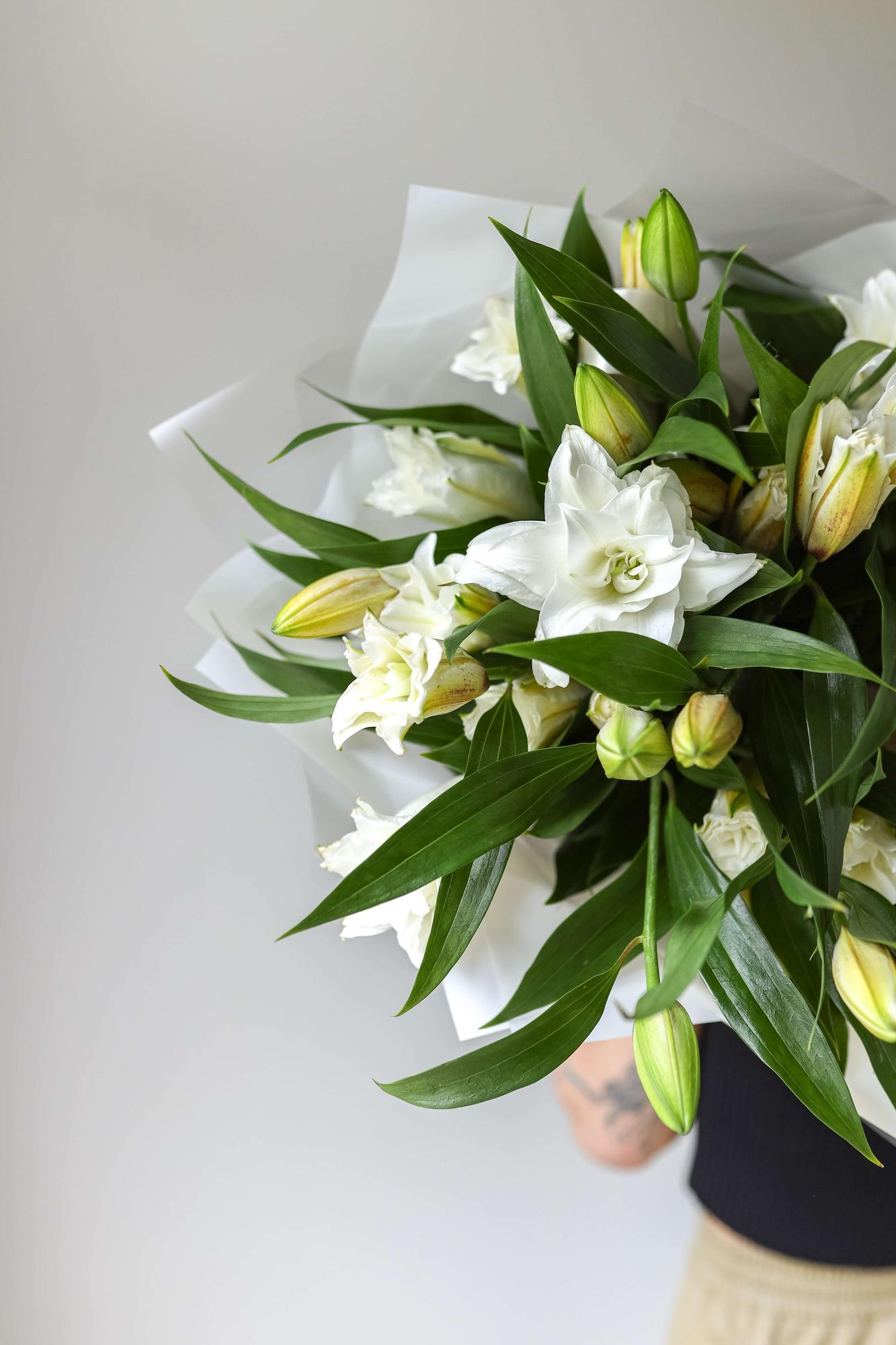 Белые лилии