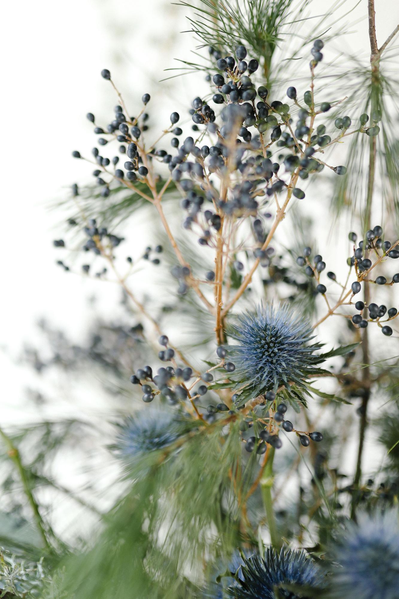 Букет "Хвоя и ягоды"