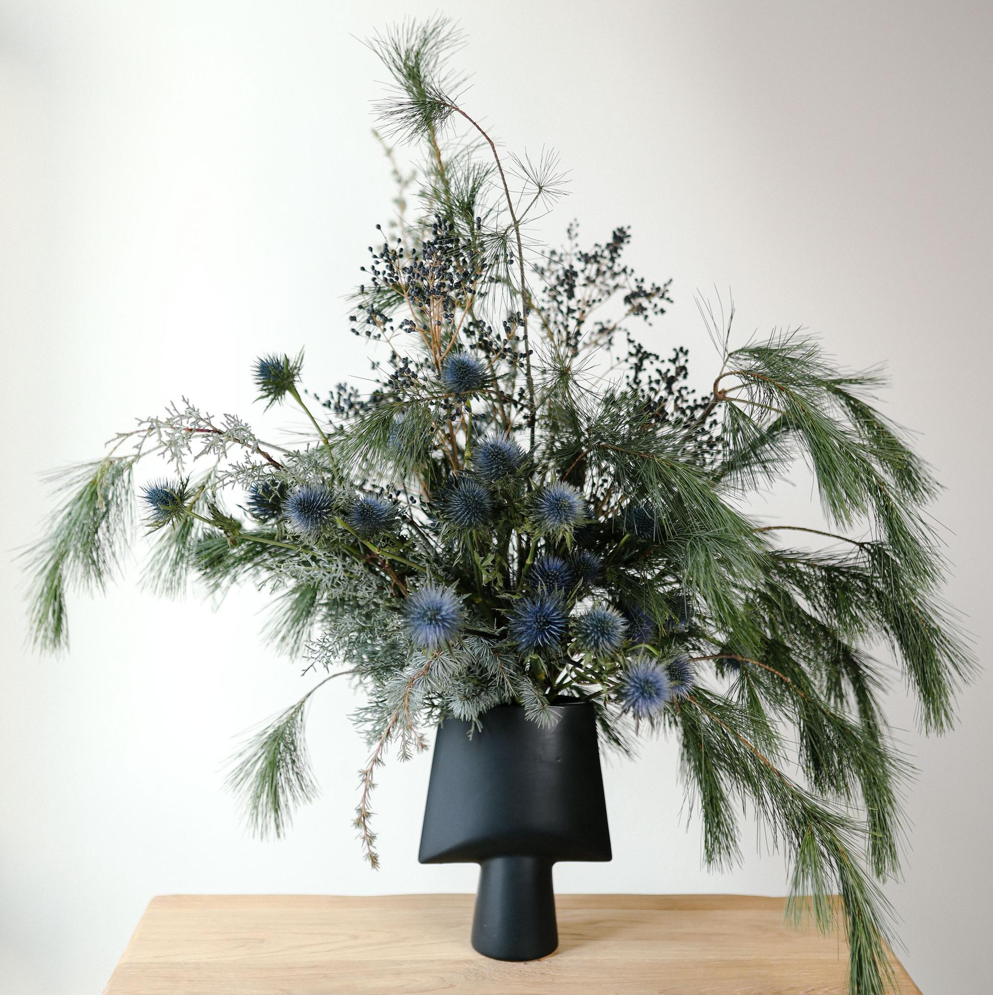 Букет "Хвоя и ягоды"