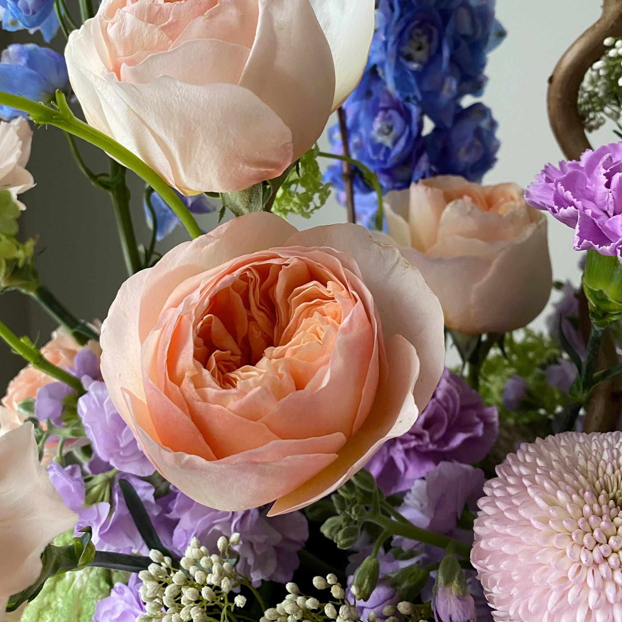 Корзина "Весенний ноктюрн" в садовом стиле