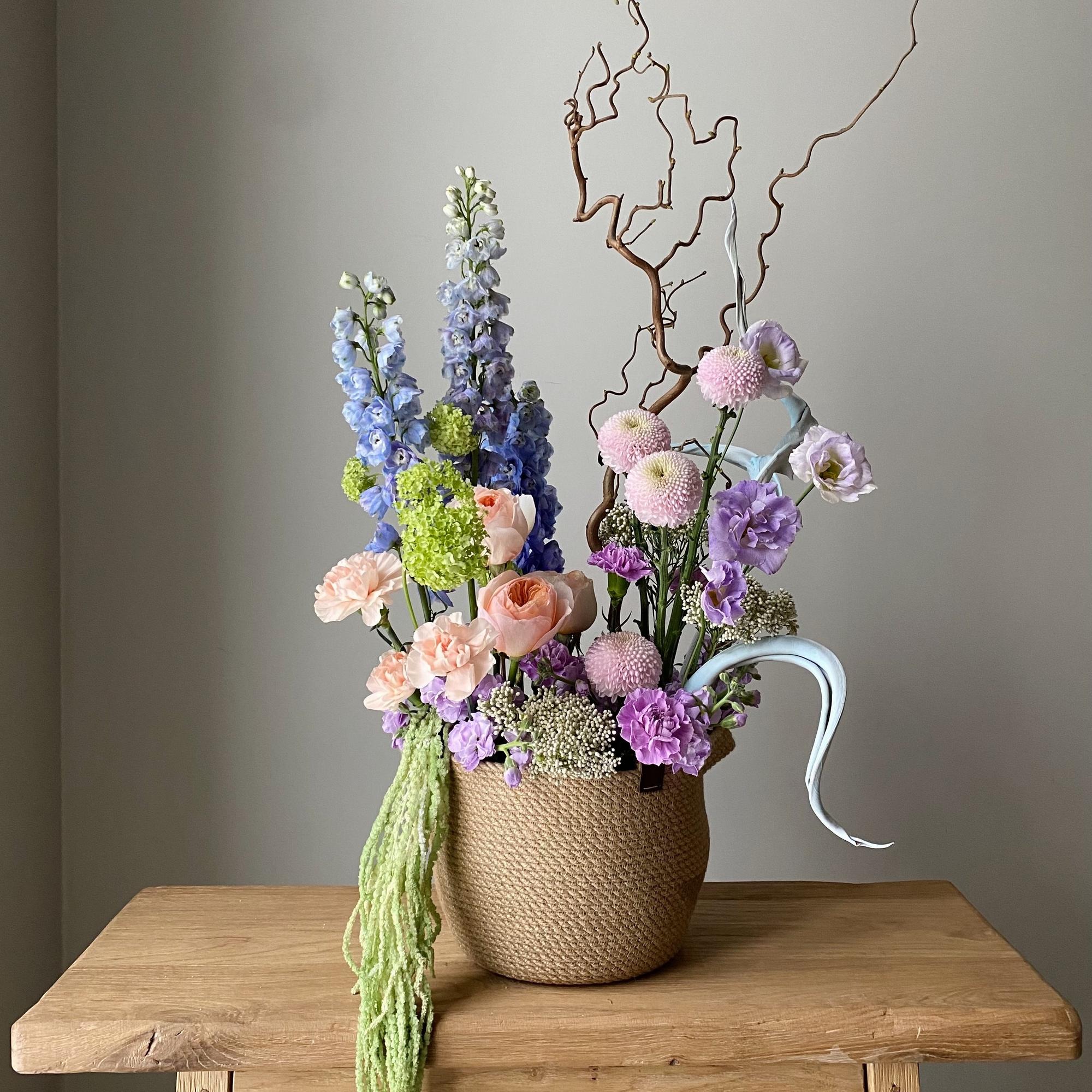 Корзина "Весенний ноктюрн" в садовом стиле