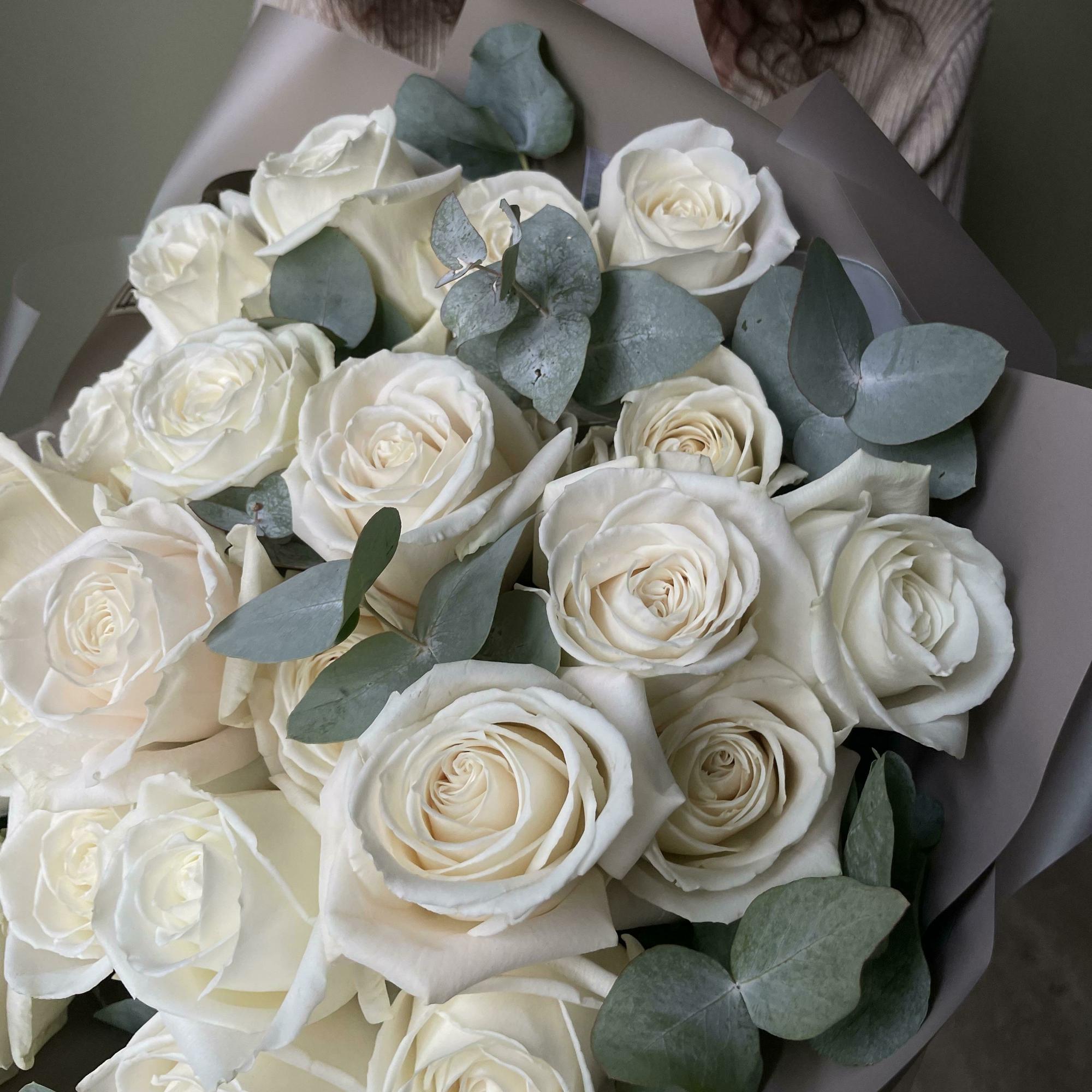 Пионовидные розы "Плайя Бланка" с эвкалиптом