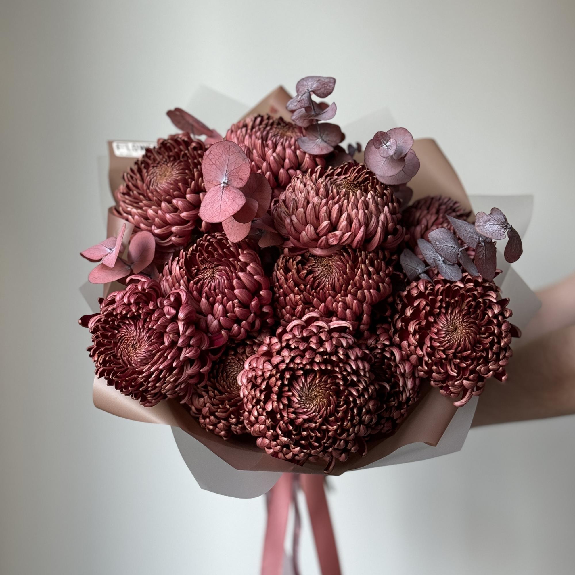 Хризантема "Бигуди red" с эвкалиптом