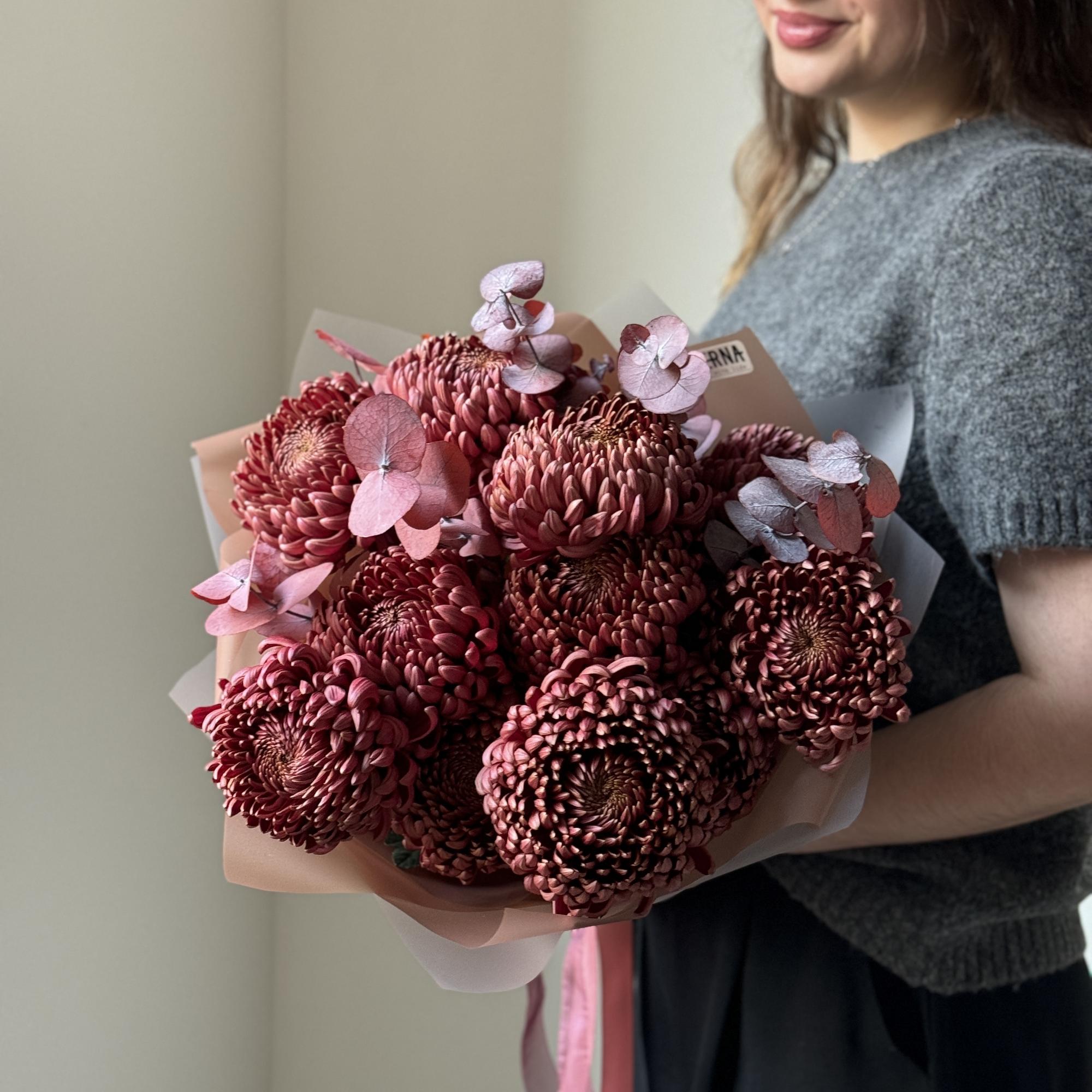 Хризантема "Бигуди red" с эвкалиптом