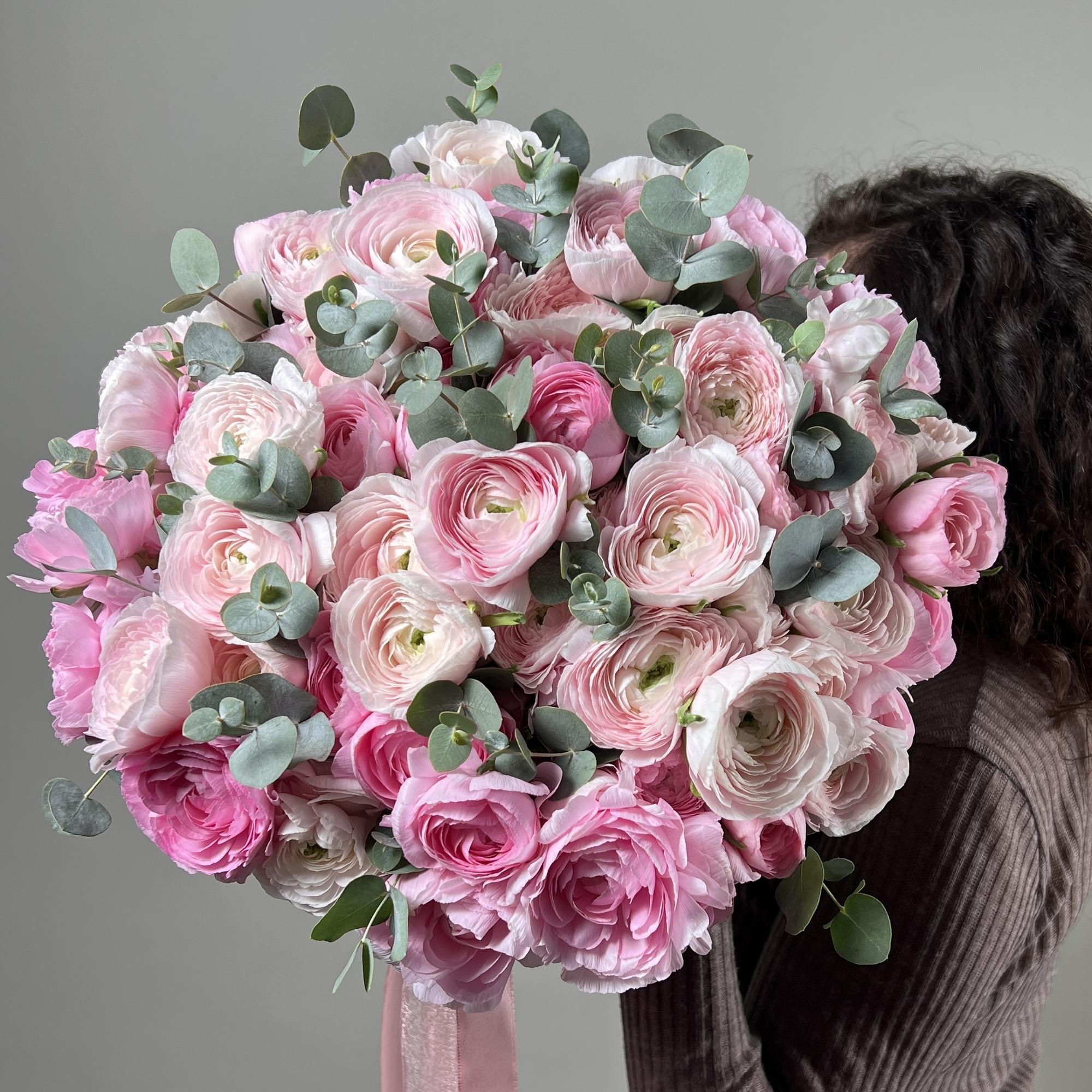 Ранункулюсы Ханой и Пинк Леди с эвкалиптом