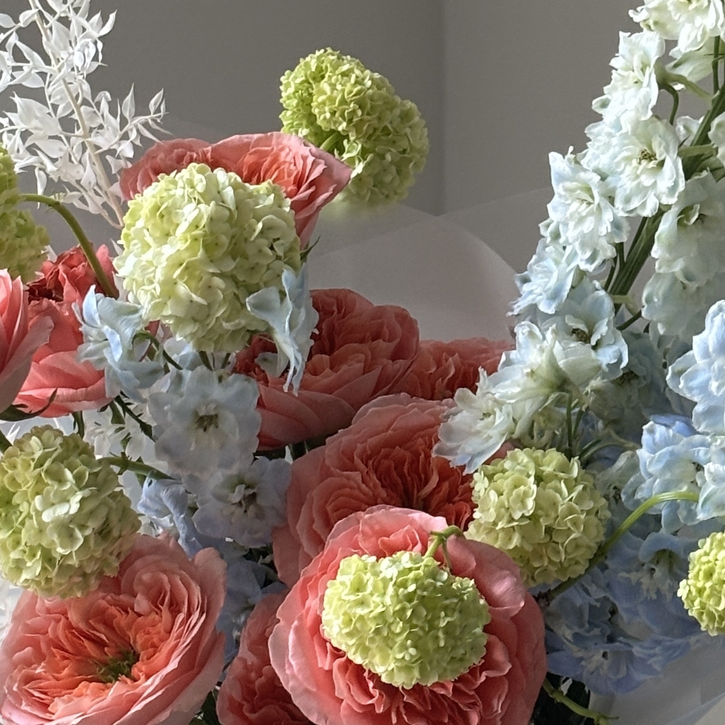 Трио-букет "Мандарин, Дельфиниум и Вибурнум"