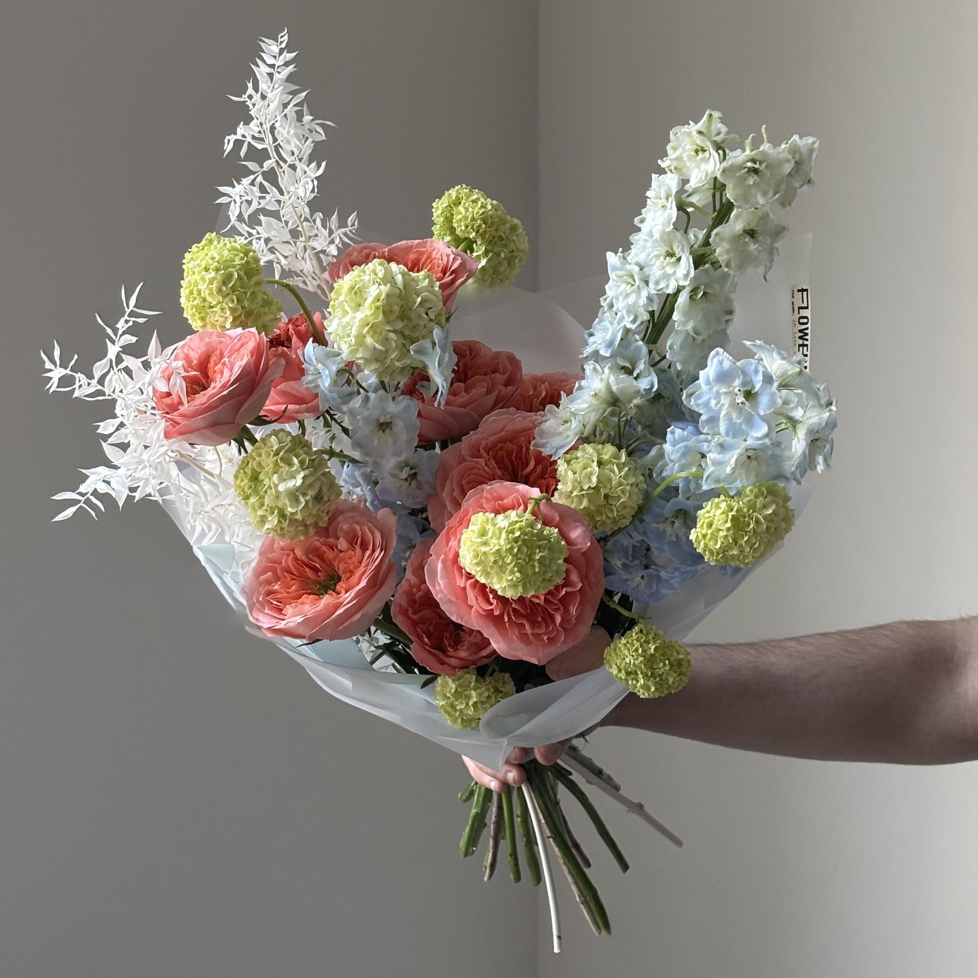 Трио-букет "Мандарин, Дельфиниум и Вибурнум"