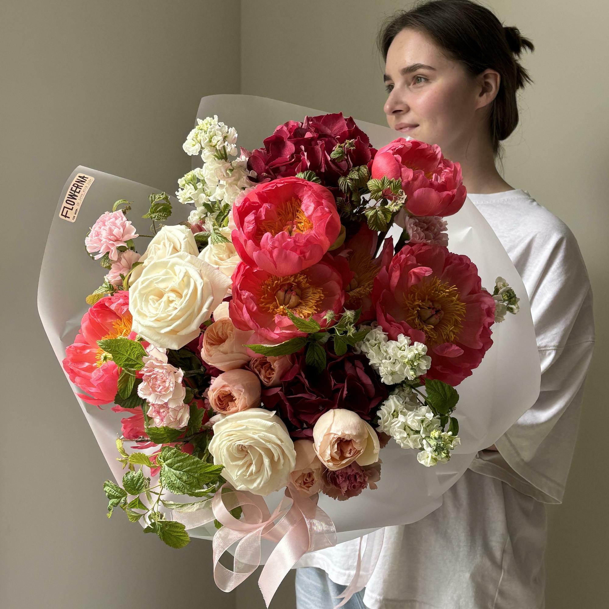 Авторский букет "Малиновый щербет" круглый