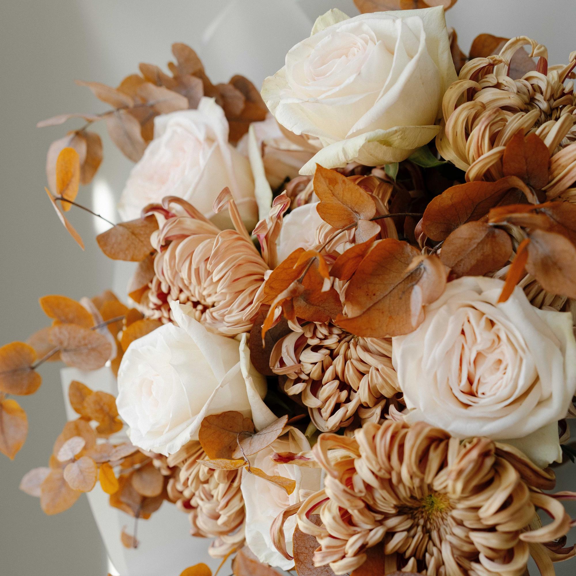 Дуо-букет хризантемы "Виена" и пионовидные розы "Вайт Охара"