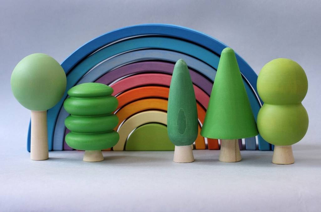 Набор игрушечных деревьев в красках летней зелени