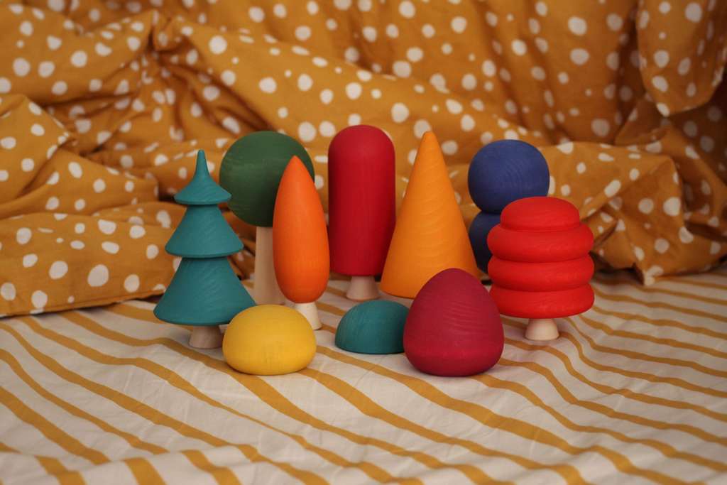 Набор игрушечных деревьев в радужных красках