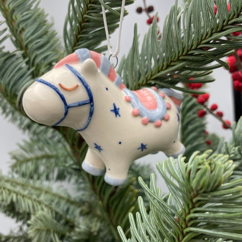 Лошадка на ёлку со звёздочками