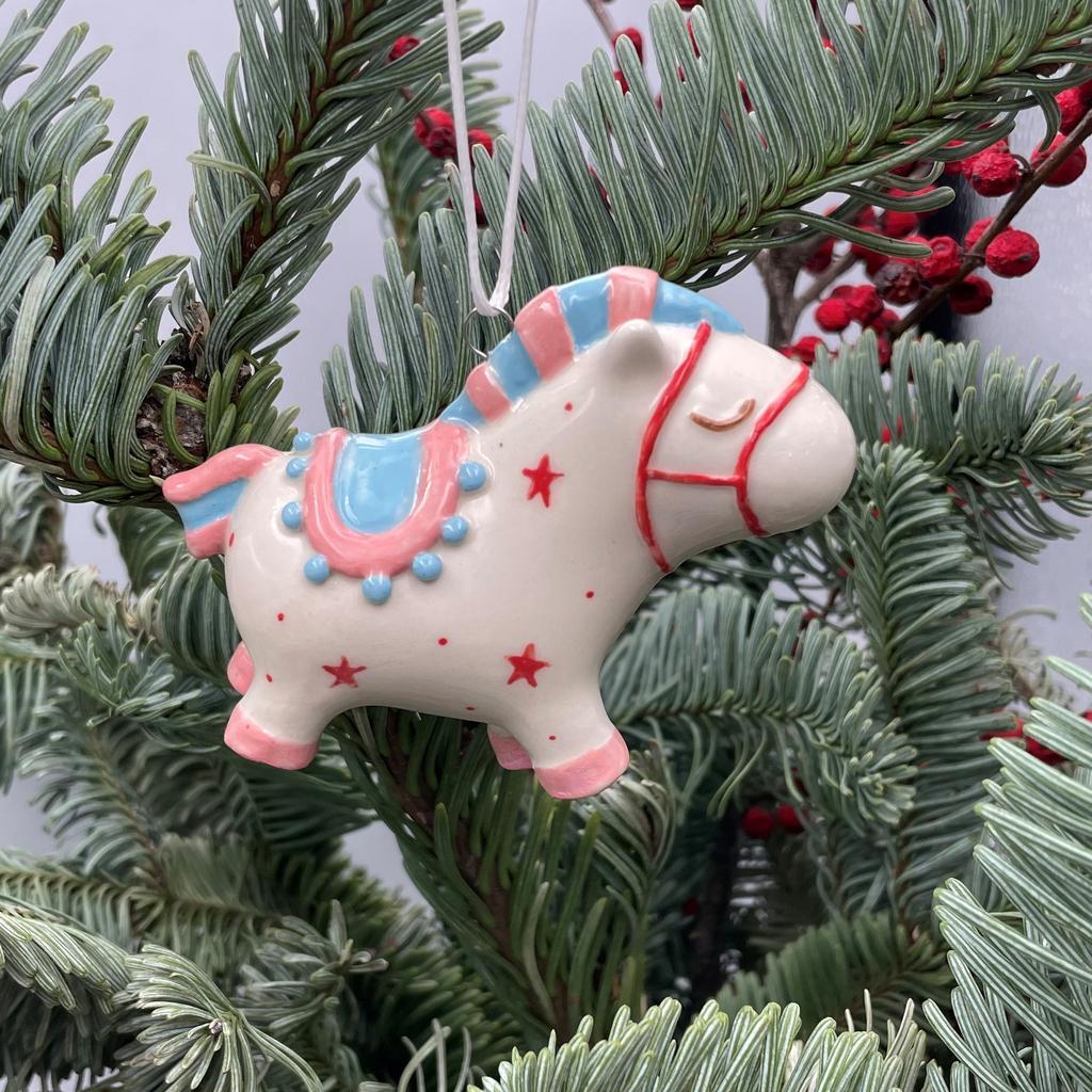 Лошадка на ёлку с красными звёздочками