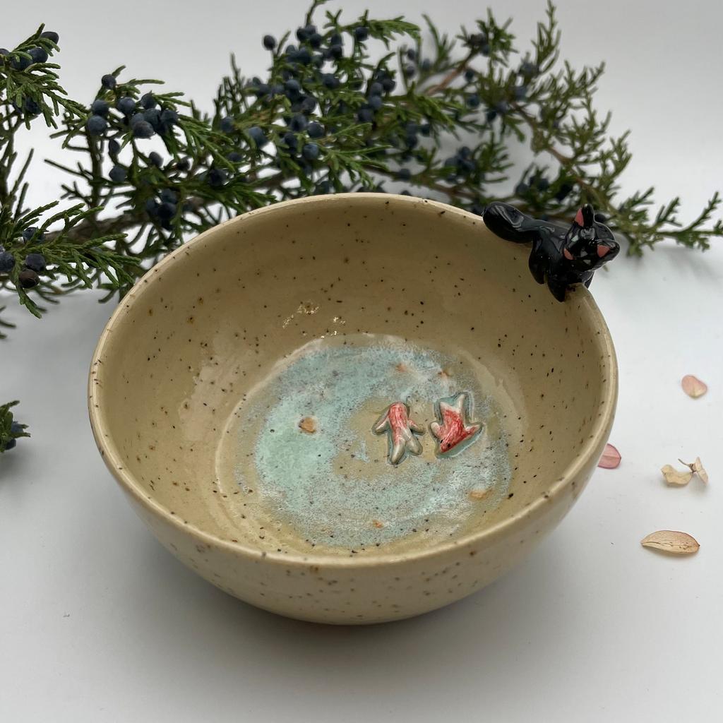 Плошка с котиком, смотрящим на рыбов