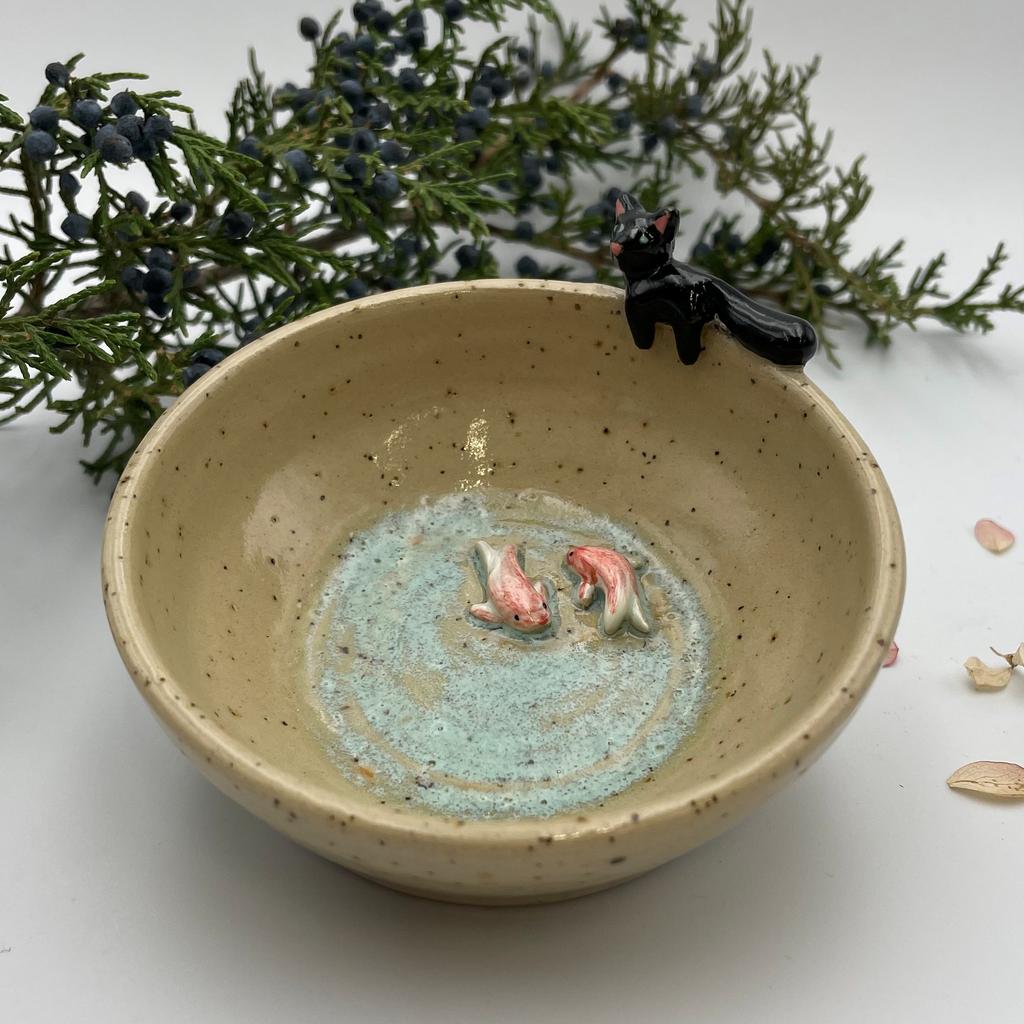 Плошка с котиком, смотрящим на рыбов 2.0