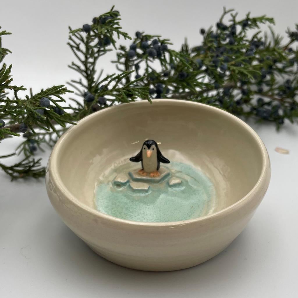 Плошка с пингвином