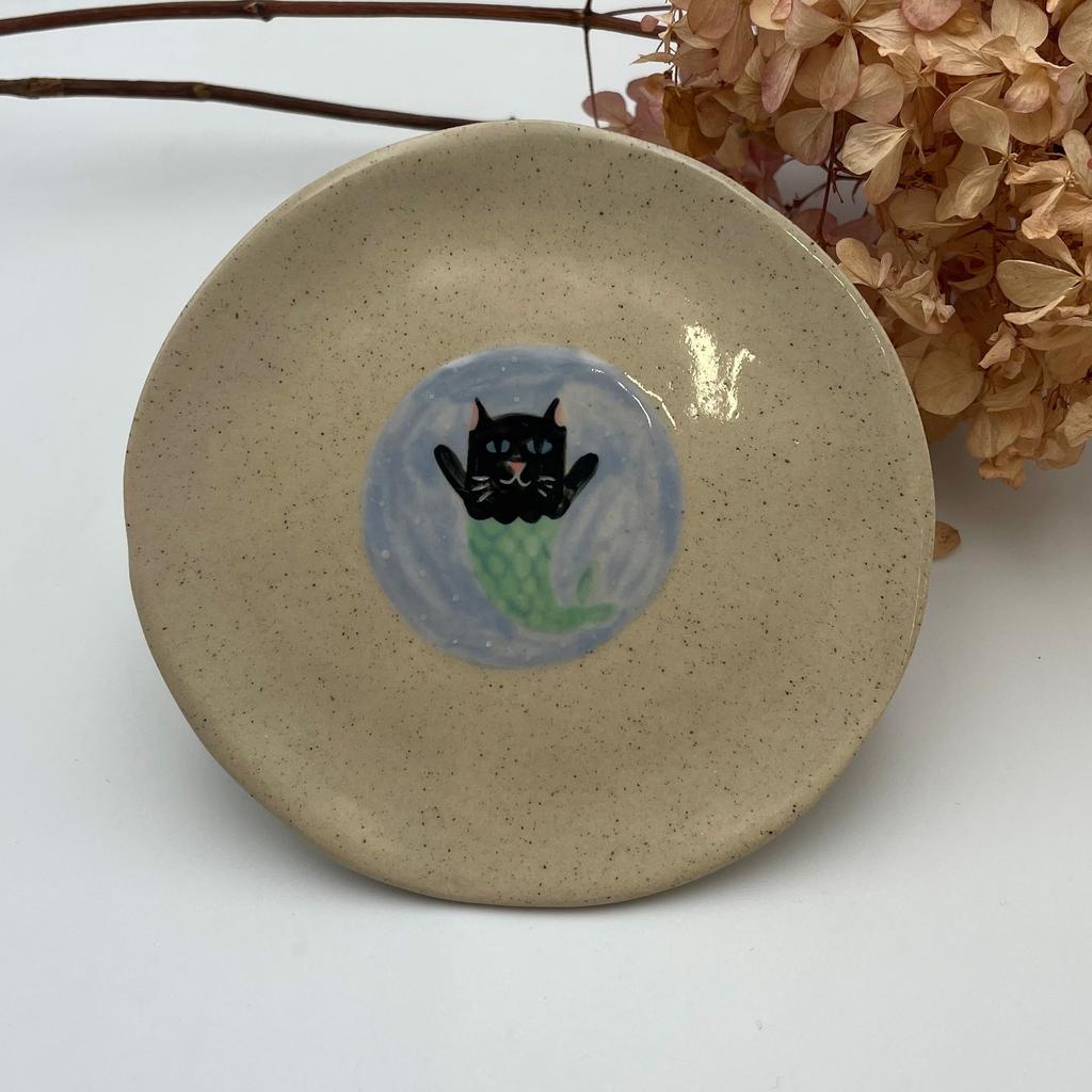 Тарелка с кусалочкой