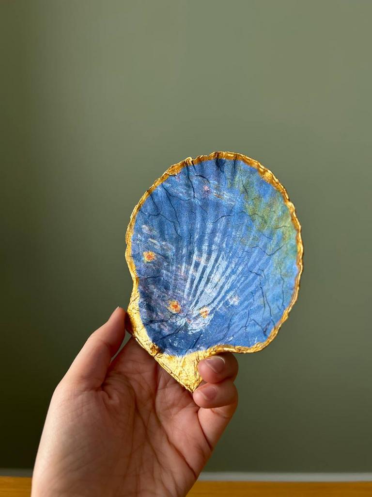 Шкатулка из раковины гребешка «Лилии в пруду»