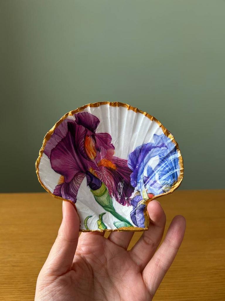 Шкатулка из раковины гребешка «Ирисы»