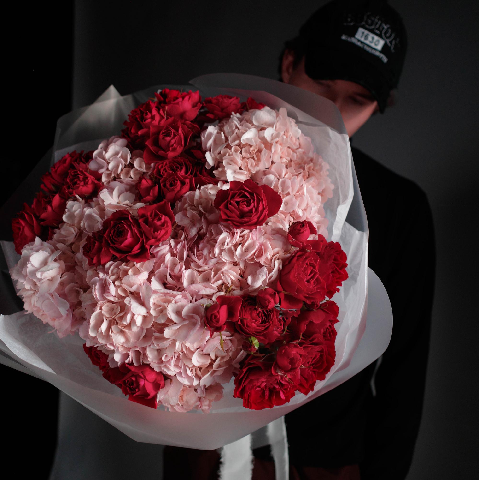 Букет красных кустовых роз и розовых гортензий