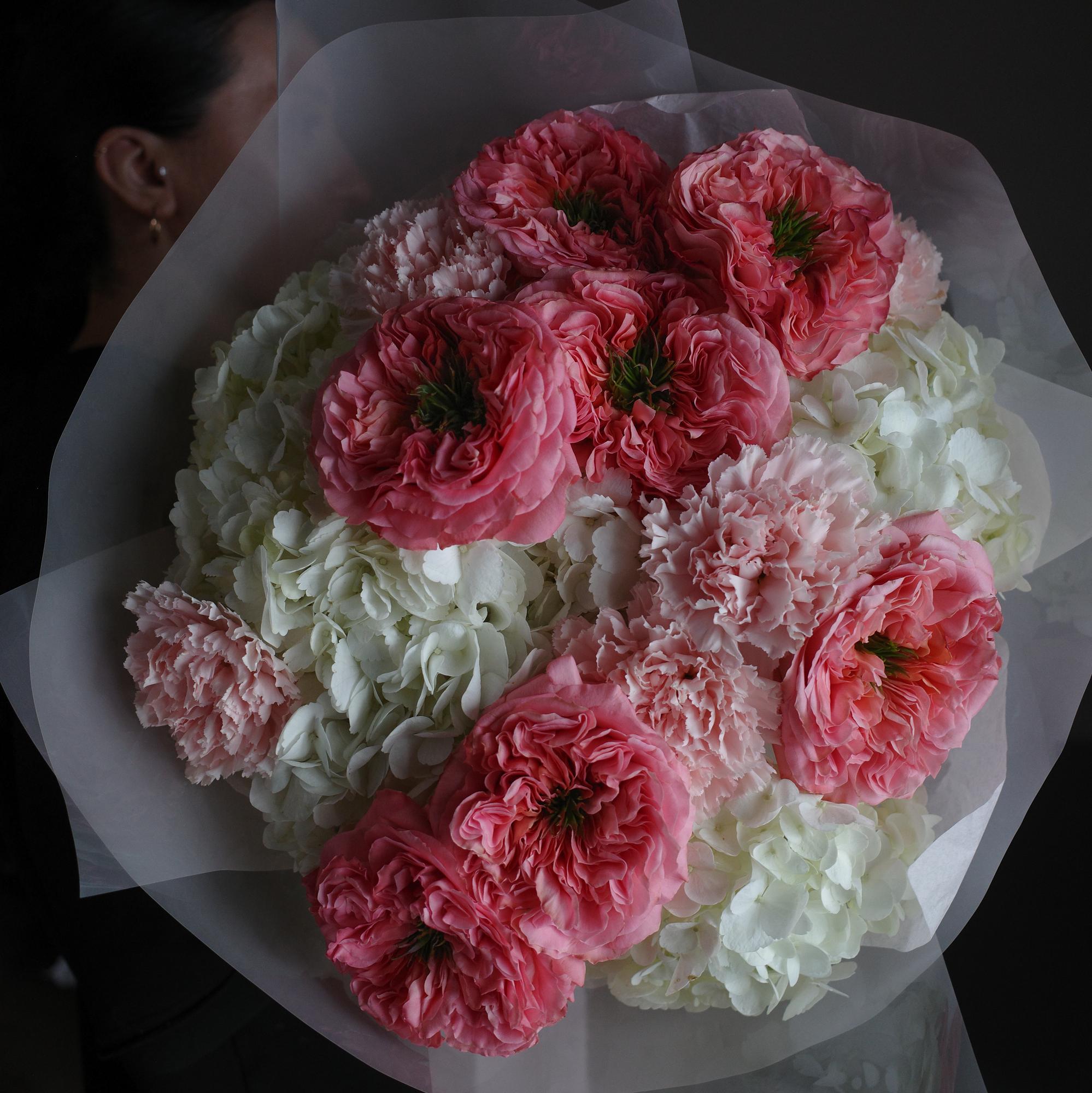 Букет белых гортензий, пионовидных роз и диантусов