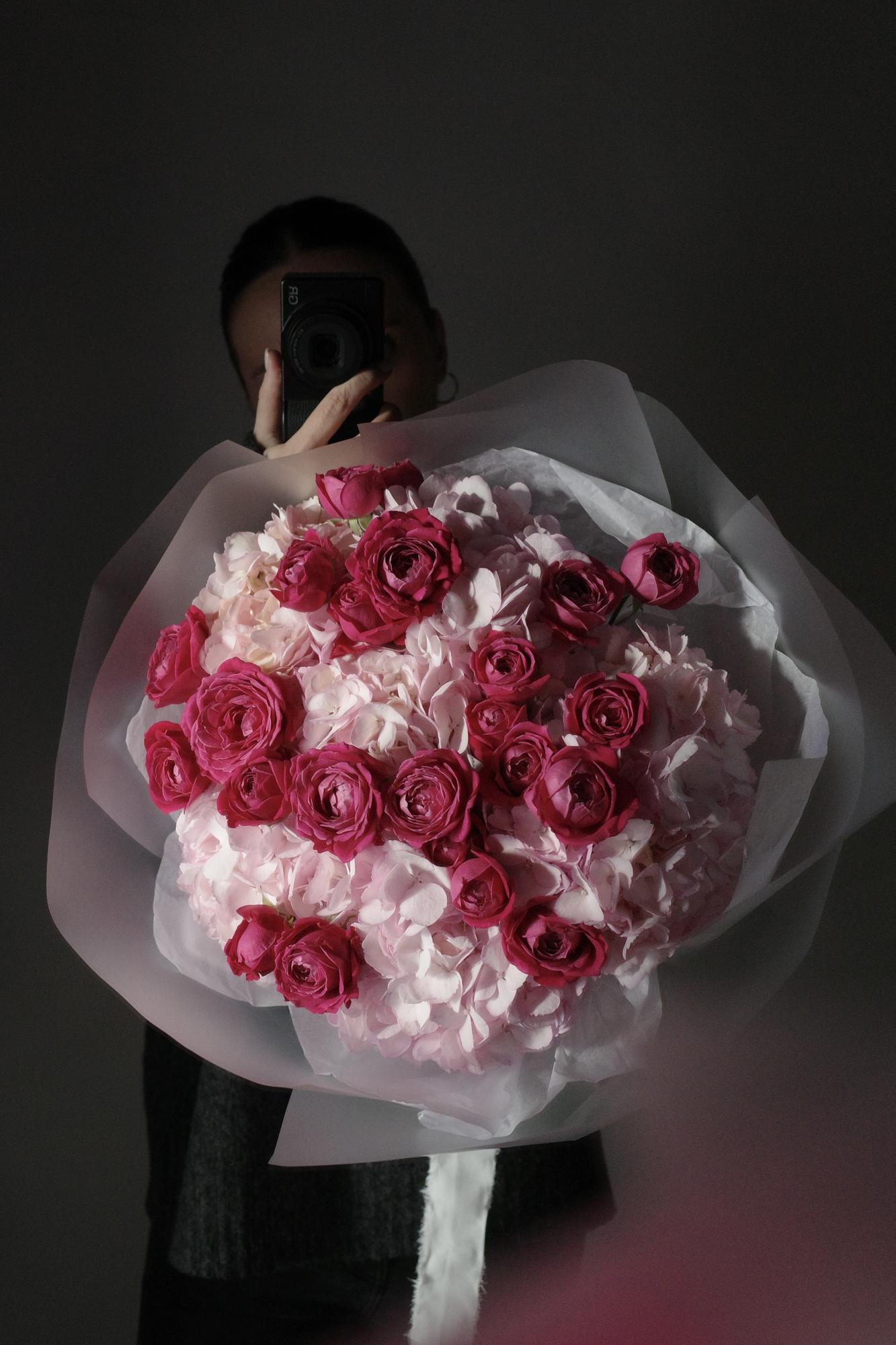 Букет гортензий и кустовых роз