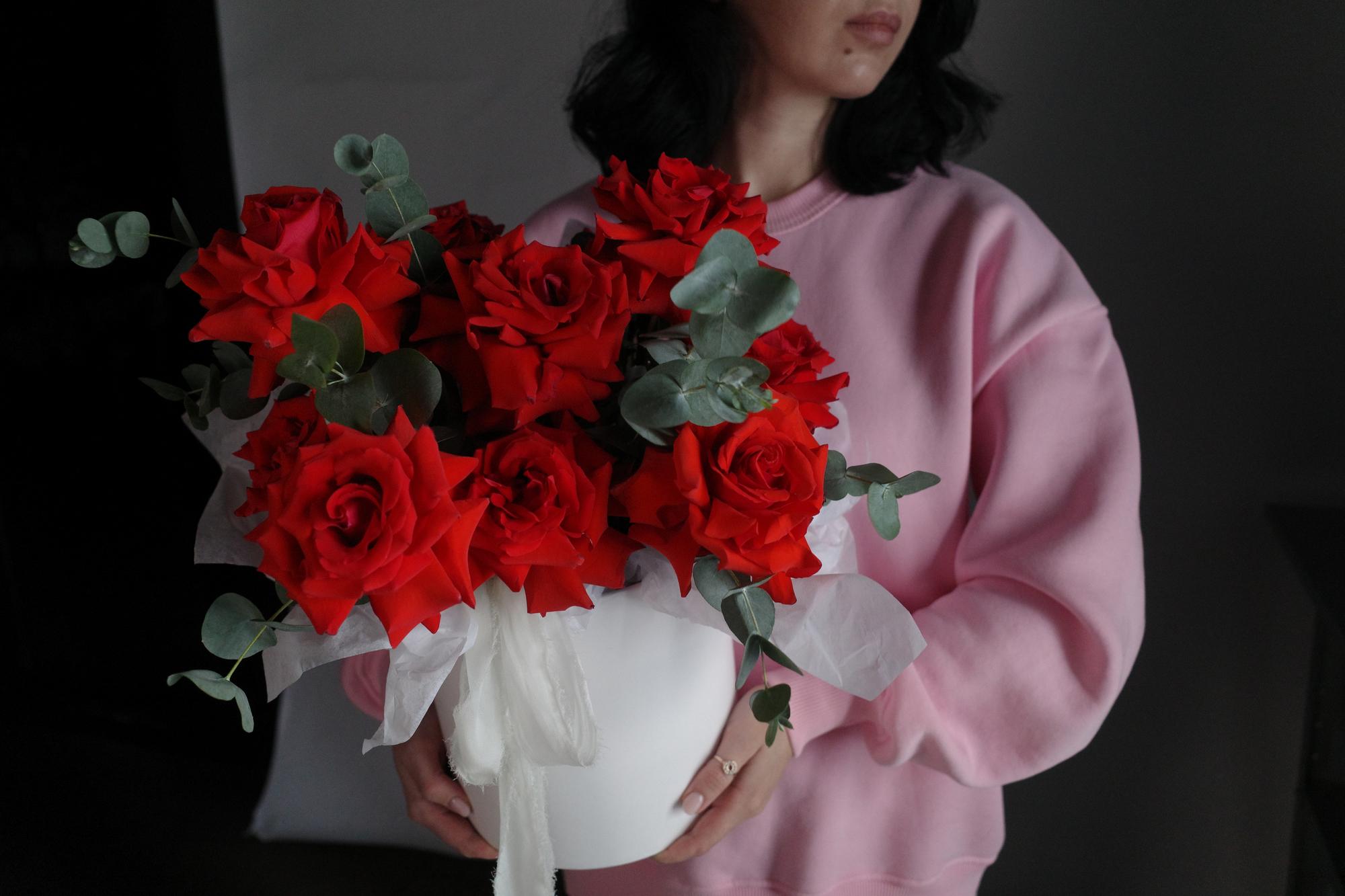 Композиция из красных французских роз с эвкалиптом в шляпной коробке