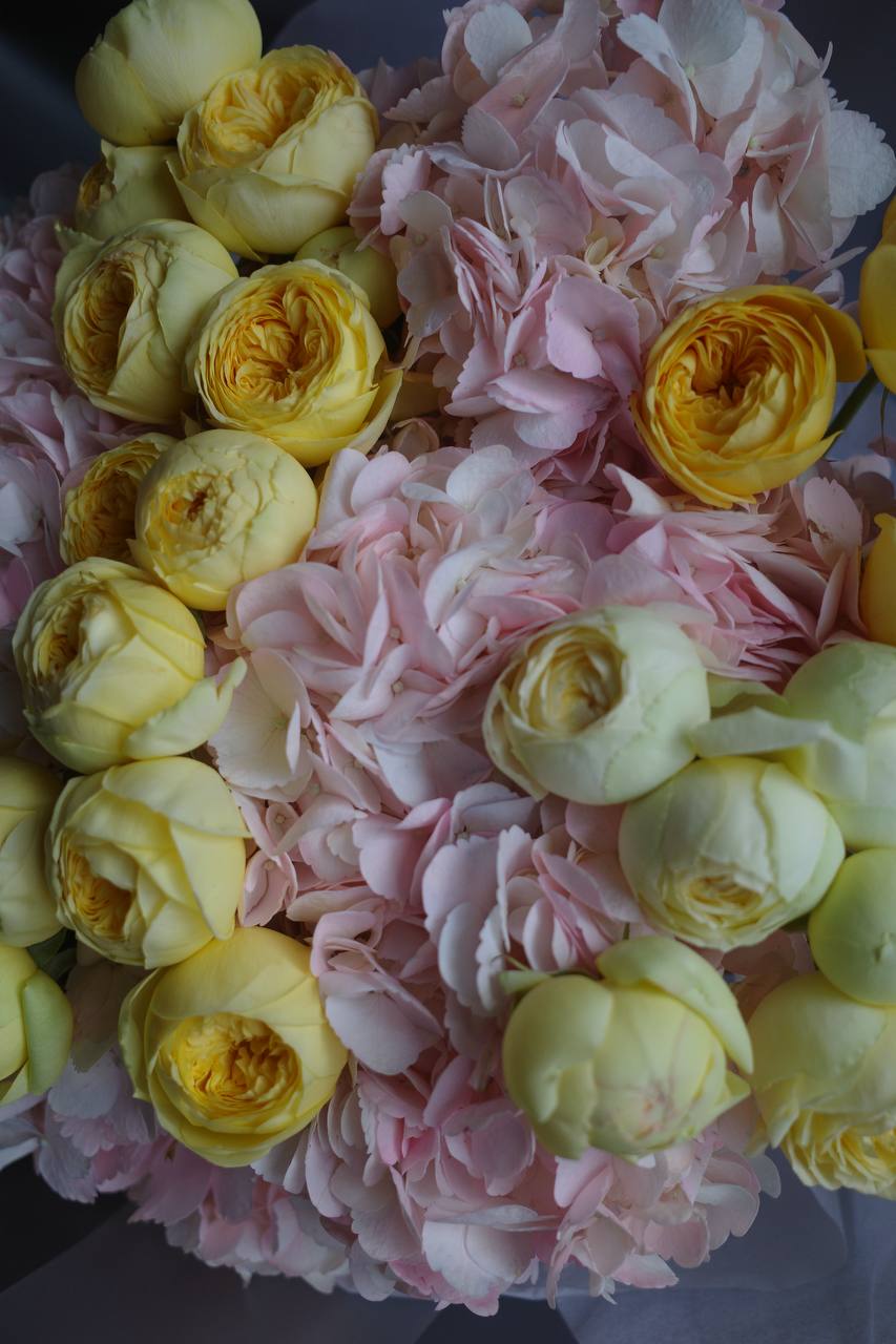 Дуобукет гортензий и кустовых роз